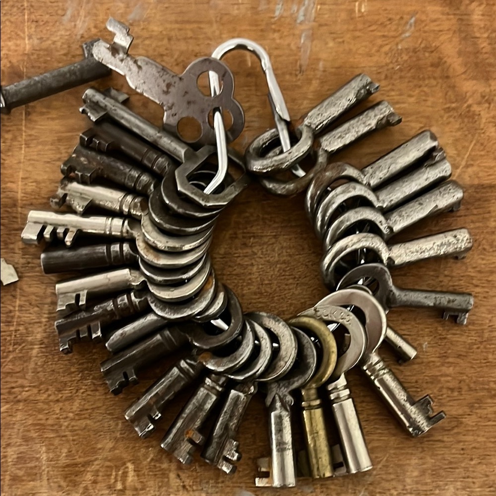 Vintage Key Collection - Silver and Gray 33 count - Picture 3 of 6